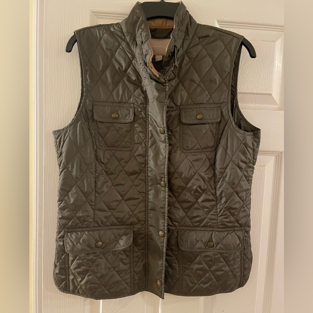 Olive green light weight quilted women’s vest